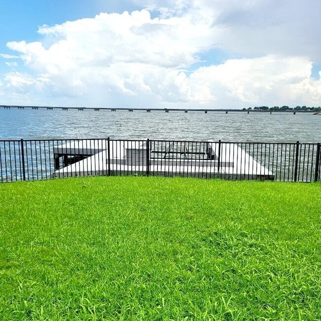 Building Photo - 16430 Clearwater Cir