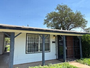 Building Photo - 2707 E 9th St
