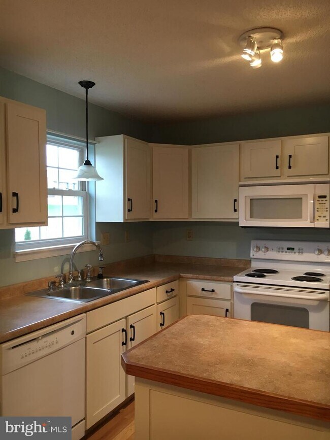 Building Photo - 394 Mimosa Dr