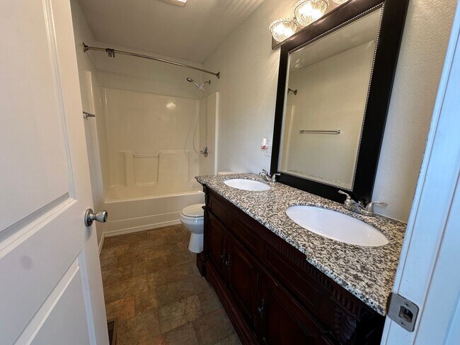 Foto del edificio - Come take a look at this updated house out...