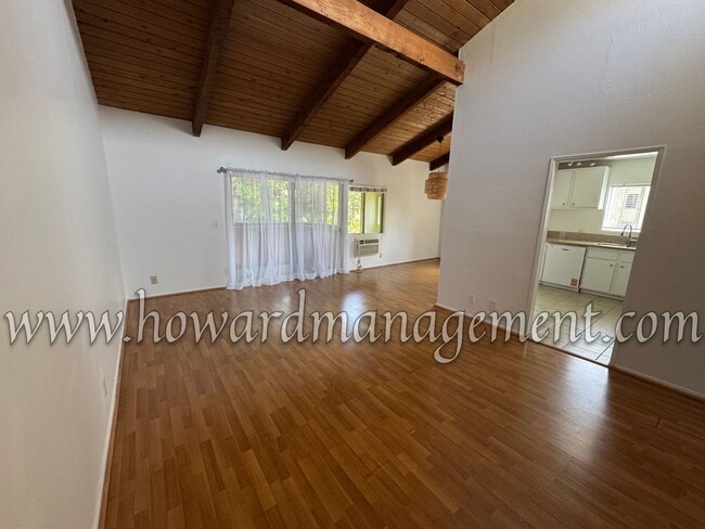 Building Photo - 3 Bedroom 2 Bathroom Condo in the Desirabl...