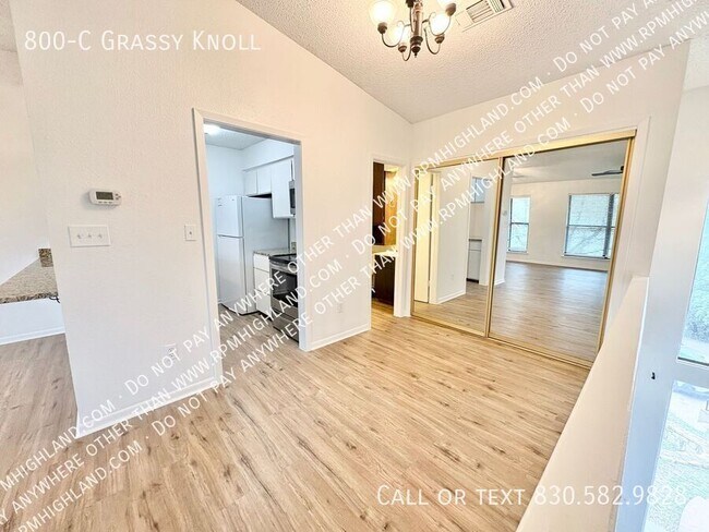 Foto del edificio - 800 Grassy Knoll