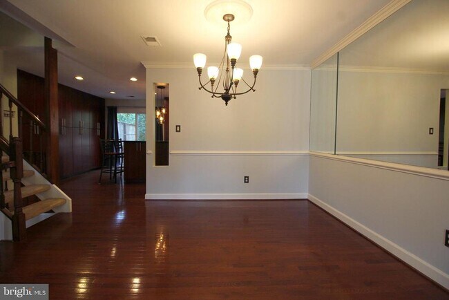 Foto del edificio - 8027 Merry Oaks Ct