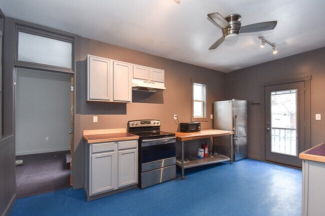 Building Photo - 519 Charles St