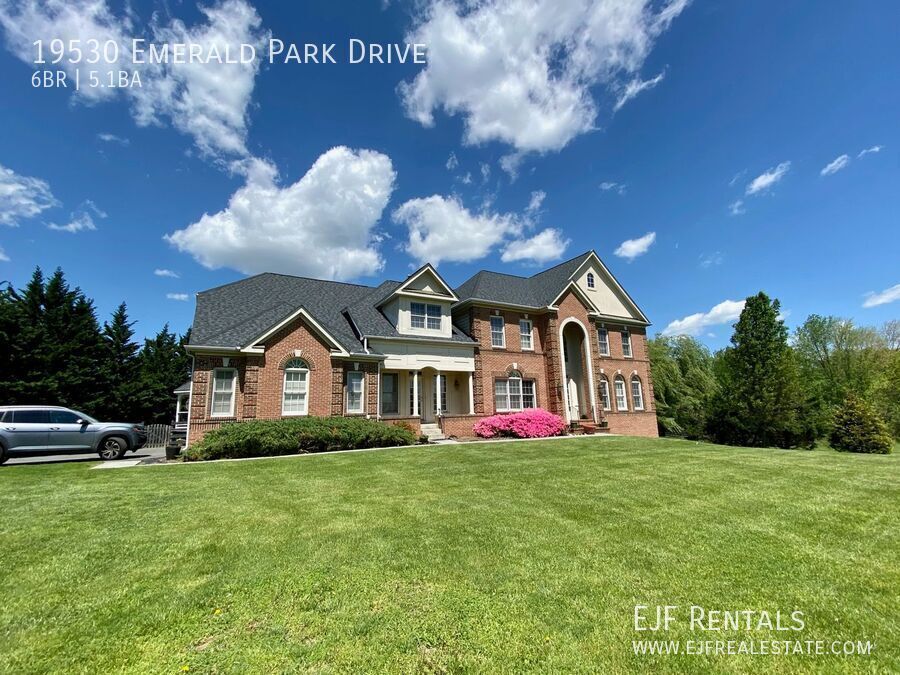 Primary Photo - Gorgeous Home on Sprawling Three Acre Prop...
