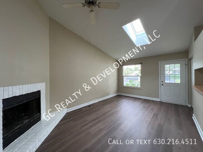 Building Photo - ***ISLAND LAKE / RANCH TOWNHOME / 2 BDRM -...