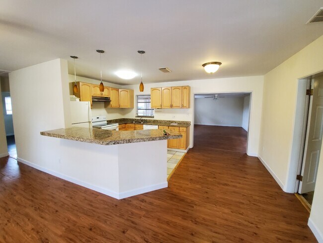 Foto del edificio - 1581 Magnolia Dr