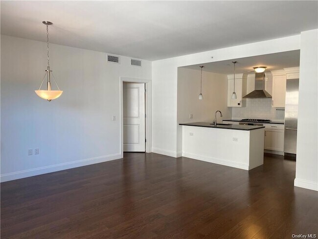 Foto del edificio - 10 Byron Place Unit 604