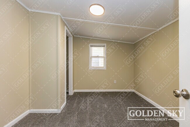 Building Photo - 615 S Mound St