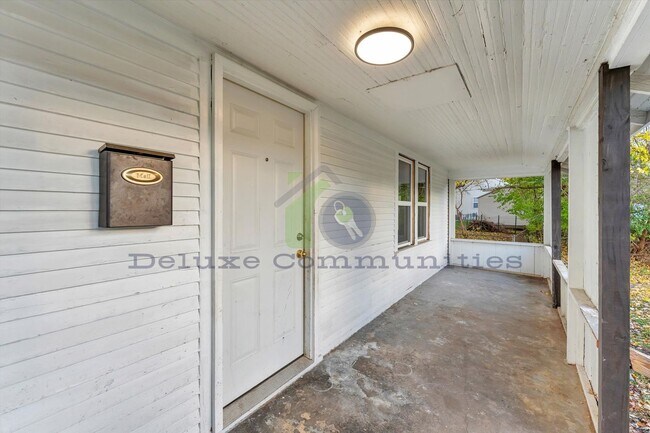 Foto del edificio - Fully Remodeled 3 bed 1 bath- Single Family Home!! JUST LISTED!