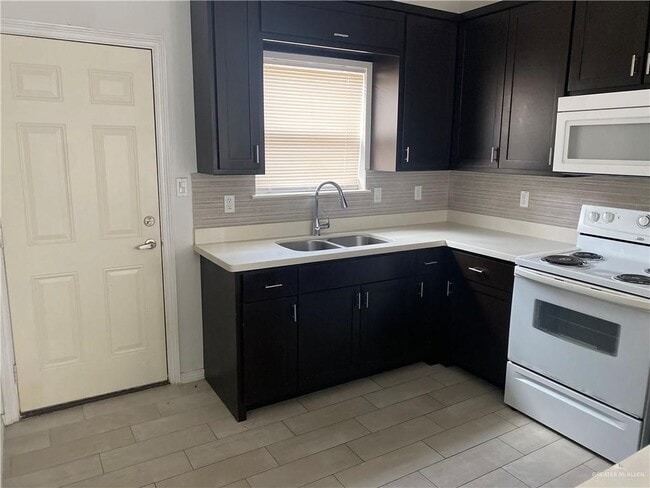 Building Photo - 16 Valeria St