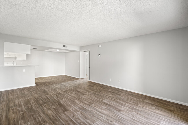 spacious living room - Sundancer Apartments