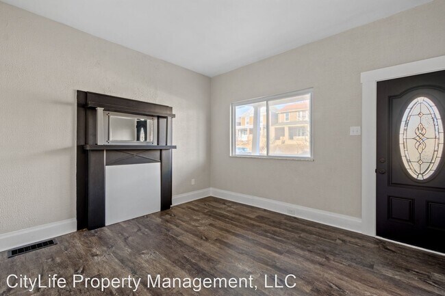 Building Photo - 3 br, 1 bath House - 122 E. 20th Avenue