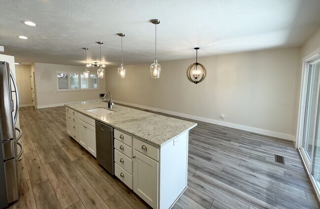 Building Photo - 852 E Three Fountains Dr