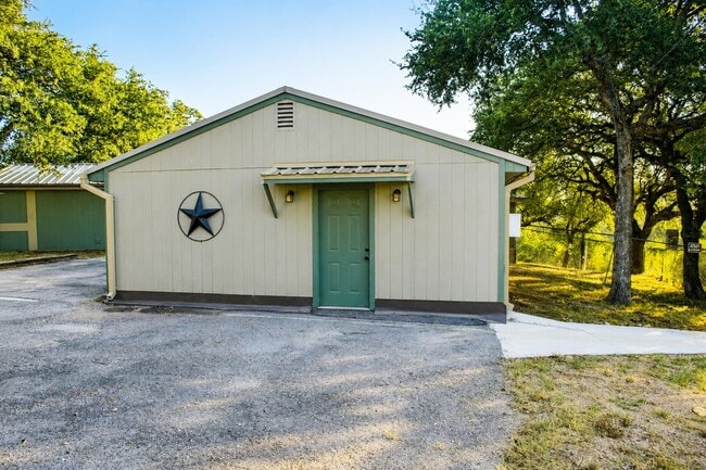 Building Photo - 102 Crestview