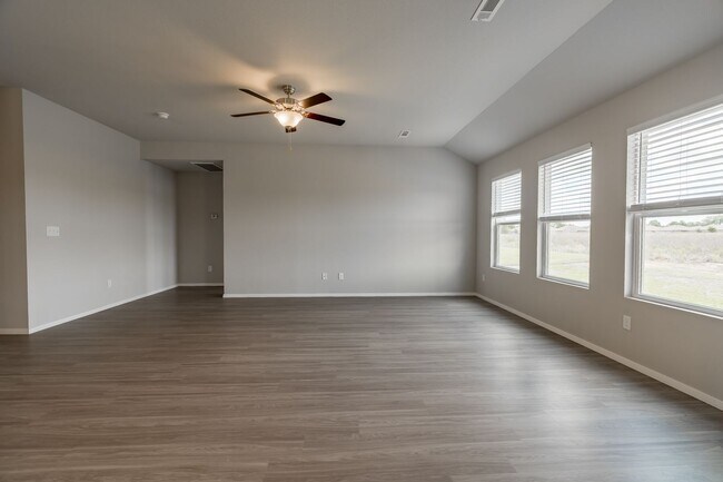Building Photo - Large 4 Bedroom Home w/3 car Garage and Hu...