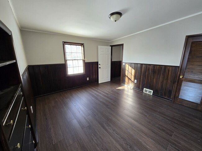 Building Photo - 1305 Collegewood St