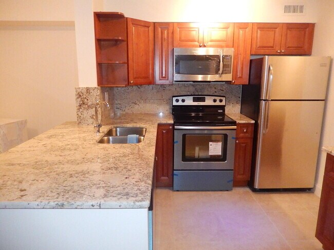 Building Photo - 3017 N Oakland Forest Dr