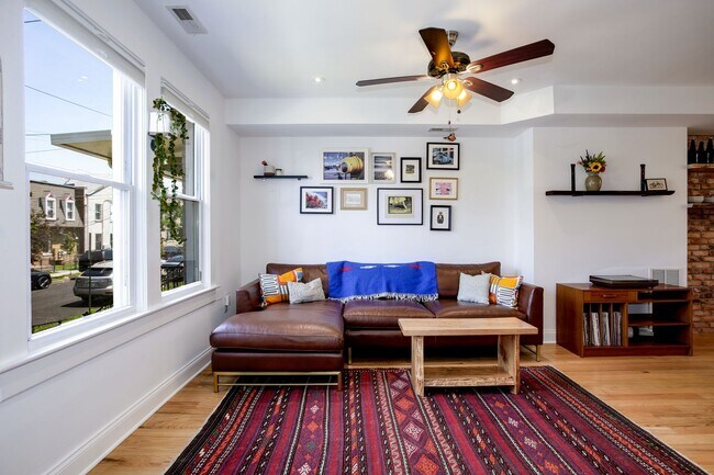 Building Photo - Newly Upgraded 4 BR / 3.5 Bathroom Townhom...