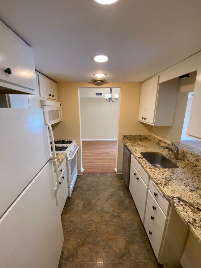 Building Photo - 411 Drummers Ln