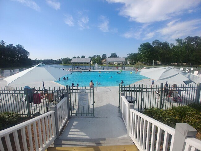 Building Photo - 4/2 with access to Community Amenities