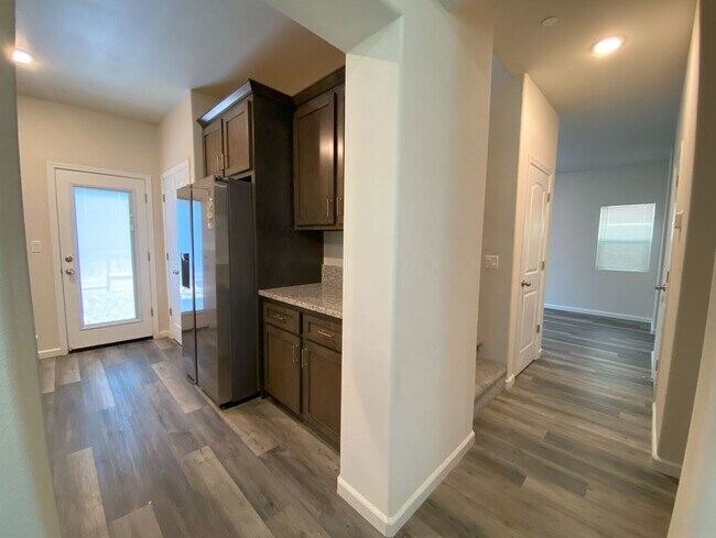 Building Photo - 553 Barcelona Ct