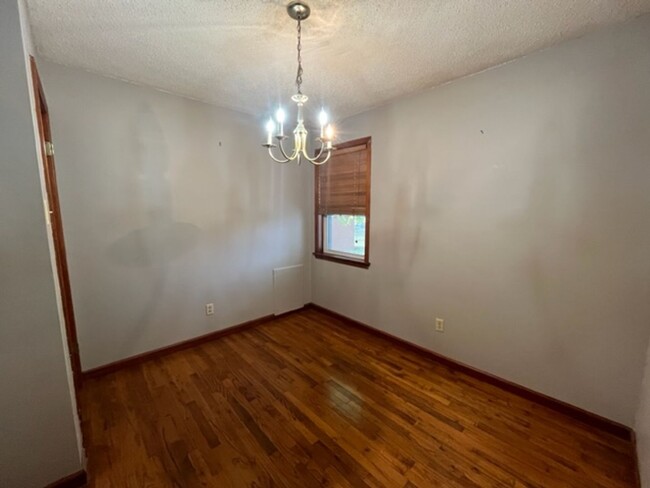 Building Photo - Renovated 3 Bedroom 1.5 Bath Home for Rent!