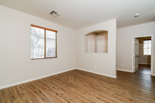 Building Photo - 1062 E Nickleback St