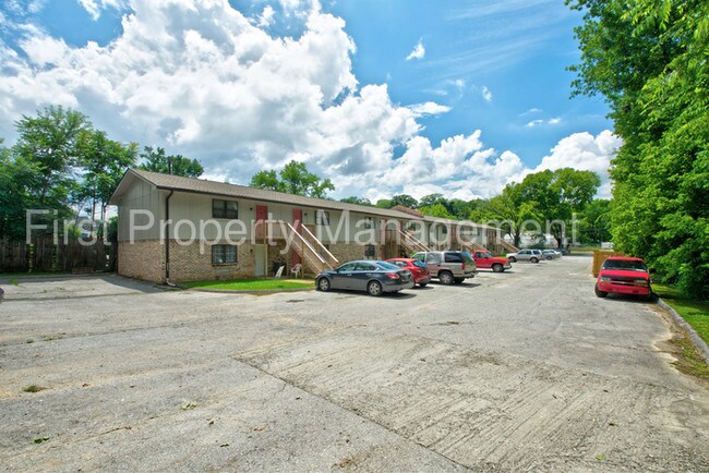 Foto del edificio - 2 beds, 1 bath with washer/dryer hookups.