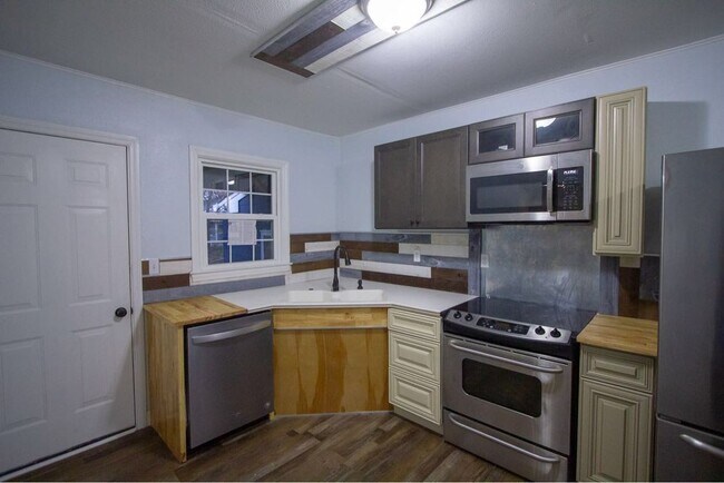 Foto del edificio - 656 N Moore Rd