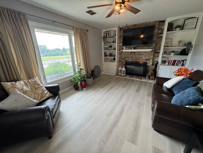 Foto del edificio - 8370 Hillside Trail S