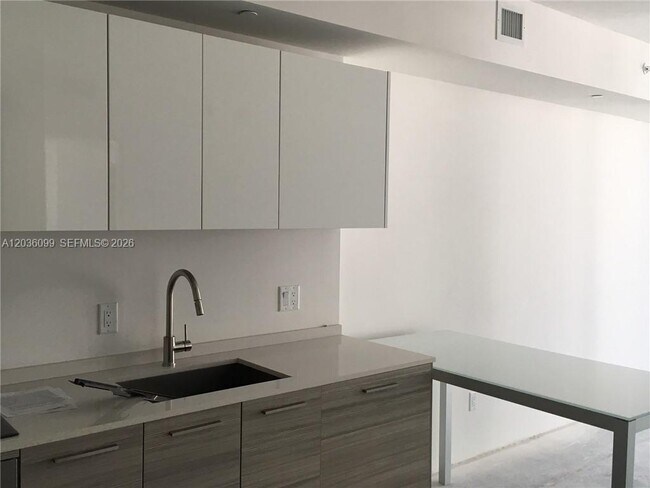 Foto del edificio - 1300 Brickell Bay Dr