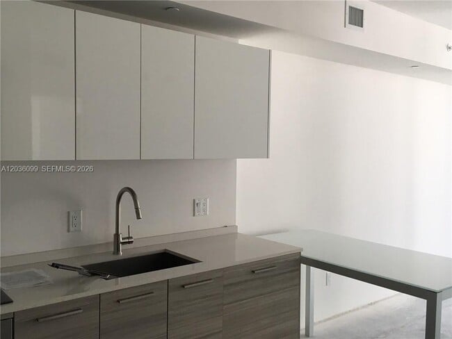 Building Photo - 1300 Brickell Bay Dr
