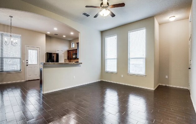 Foto del edificio - 634 Creekside Cir