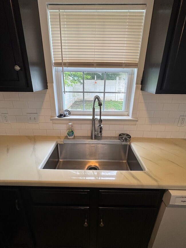 Foto del edificio - 3 Bedroom 2 Bath Home with Garage
