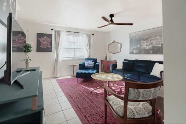 Building Photo - 242 Lake Ella Dr