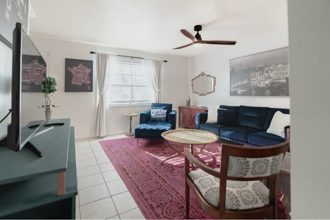 Foto del edificio - 242 Lake Ella Dr