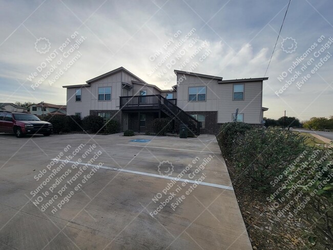 Foto del edificio - 2200 Creekside Ln