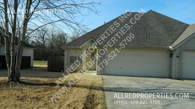 Building Photo - Fayetteville Duplex: Lawn care included
