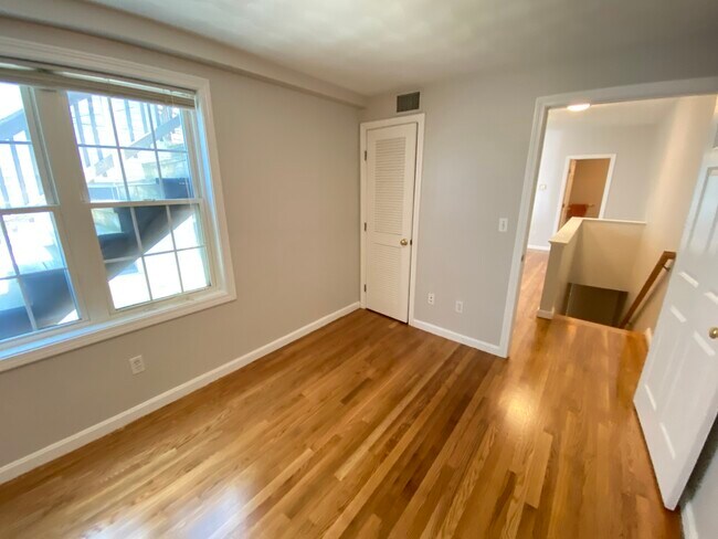 Building Photo - 31 Charnwood Rd