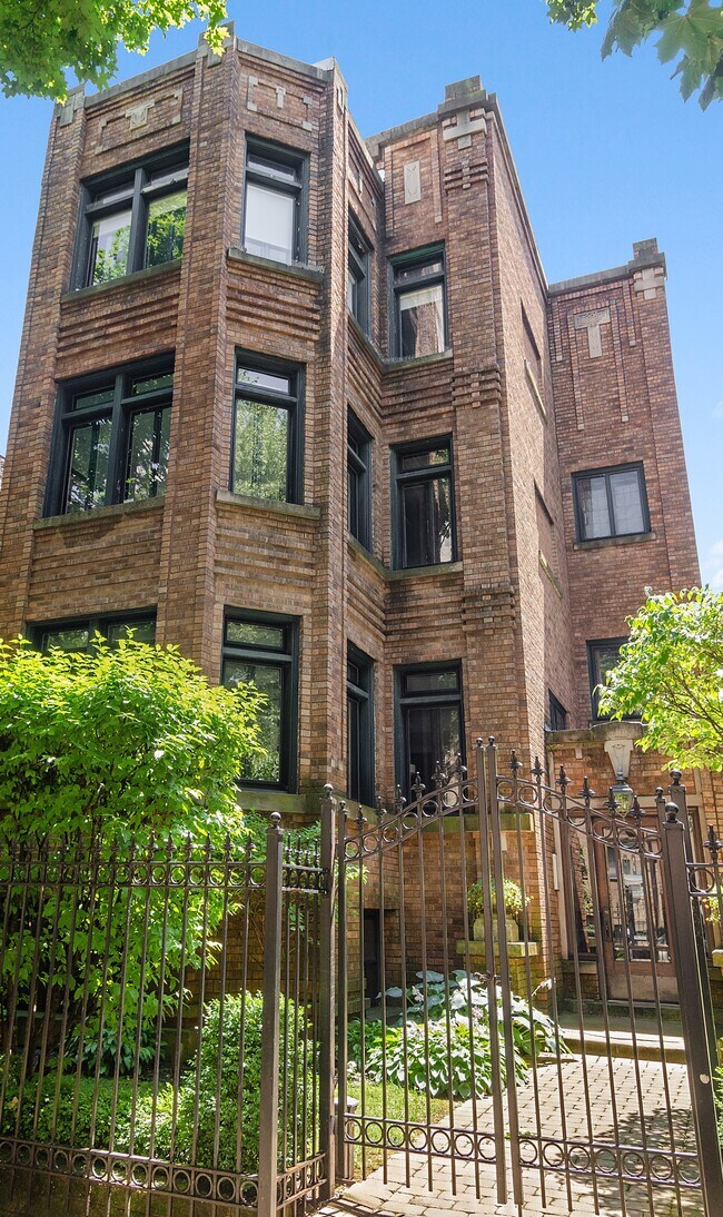 931-Front of Building - 931 W Winona St