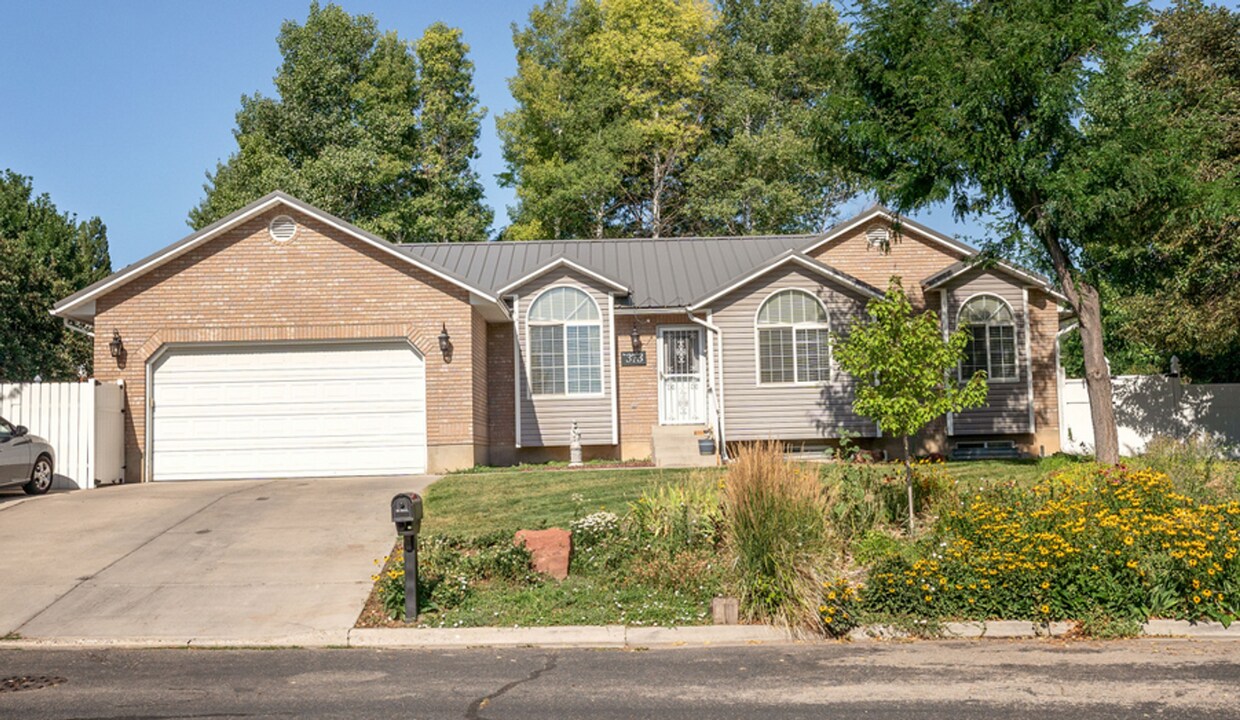 Primary Photo - Beautiful 6 bed home!
