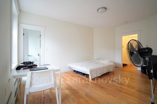 Foto del edificio - 74 Brainerd Rd