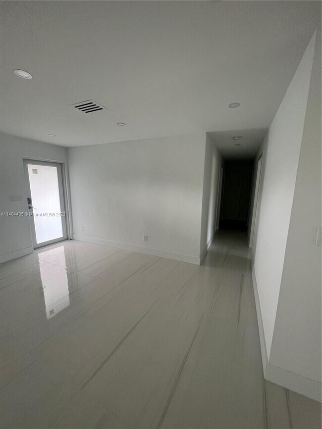 Foto del edificio - 14830 Harding Ln