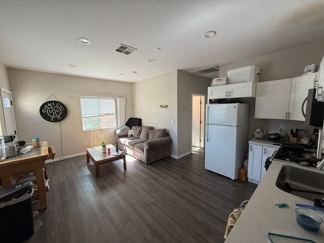 Foto del edificio - 7BD/4BA w/ Driveway Parking and Backyard!