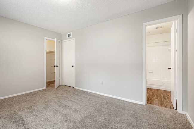 Foto del edificio - ReNew Bartlett Village