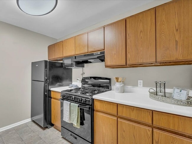 Una distribución clásica y funcional con dos encimeras paralelas que facilitan la preparación de comidas y la cocción de alimentos. - Wyndham Hill