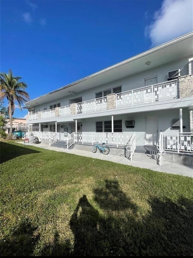Primary Photo - 7600 Dickens Ave