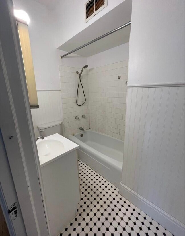 Foto del edificio - 317 Mullin St
