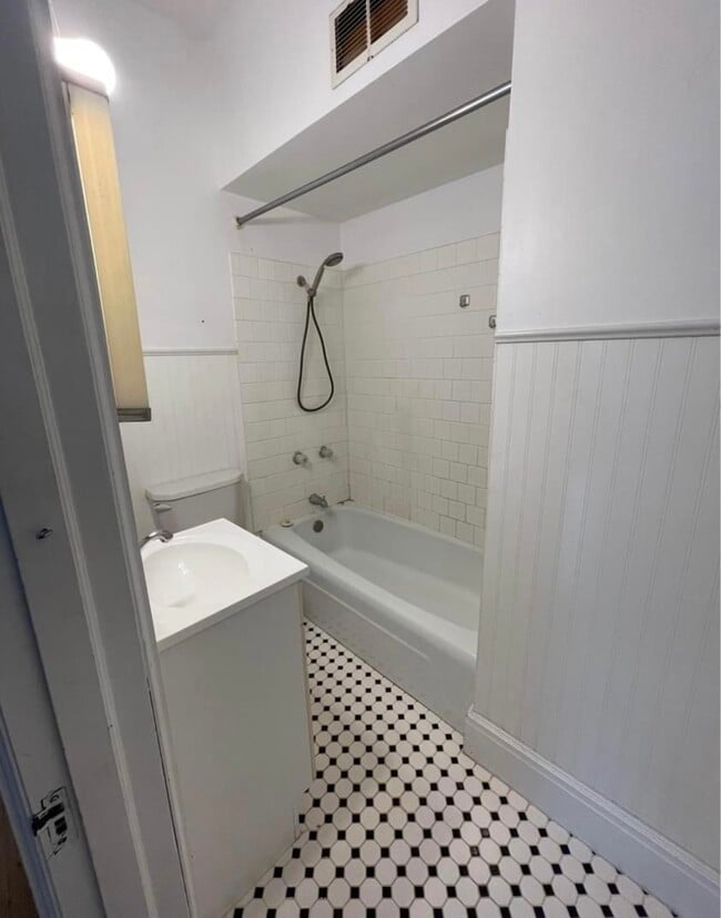 Building Photo - 317 Mullin St